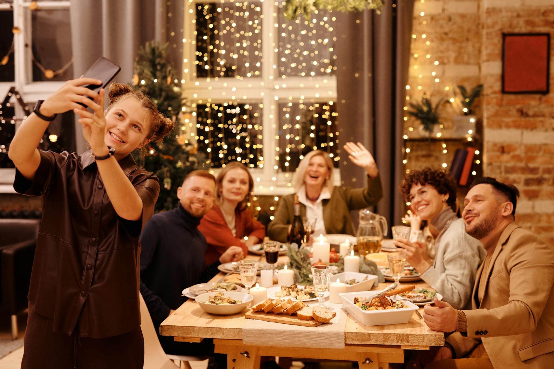 Familie, Die Weihnachtsessen Feiert, Während Selfie Nimmt