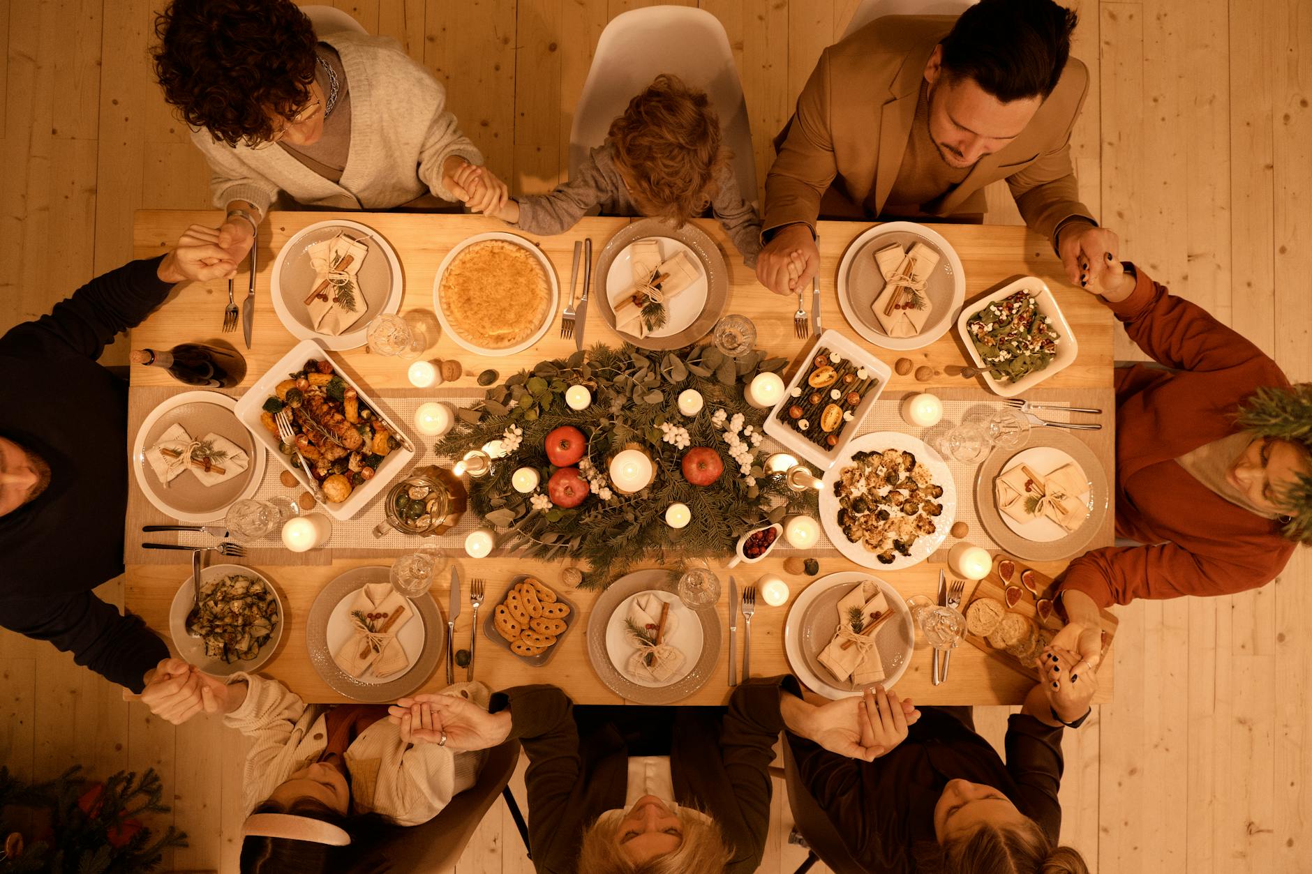 Draufsicht Einer Familie, Die Vor Dem Weihnachtsessen Betet