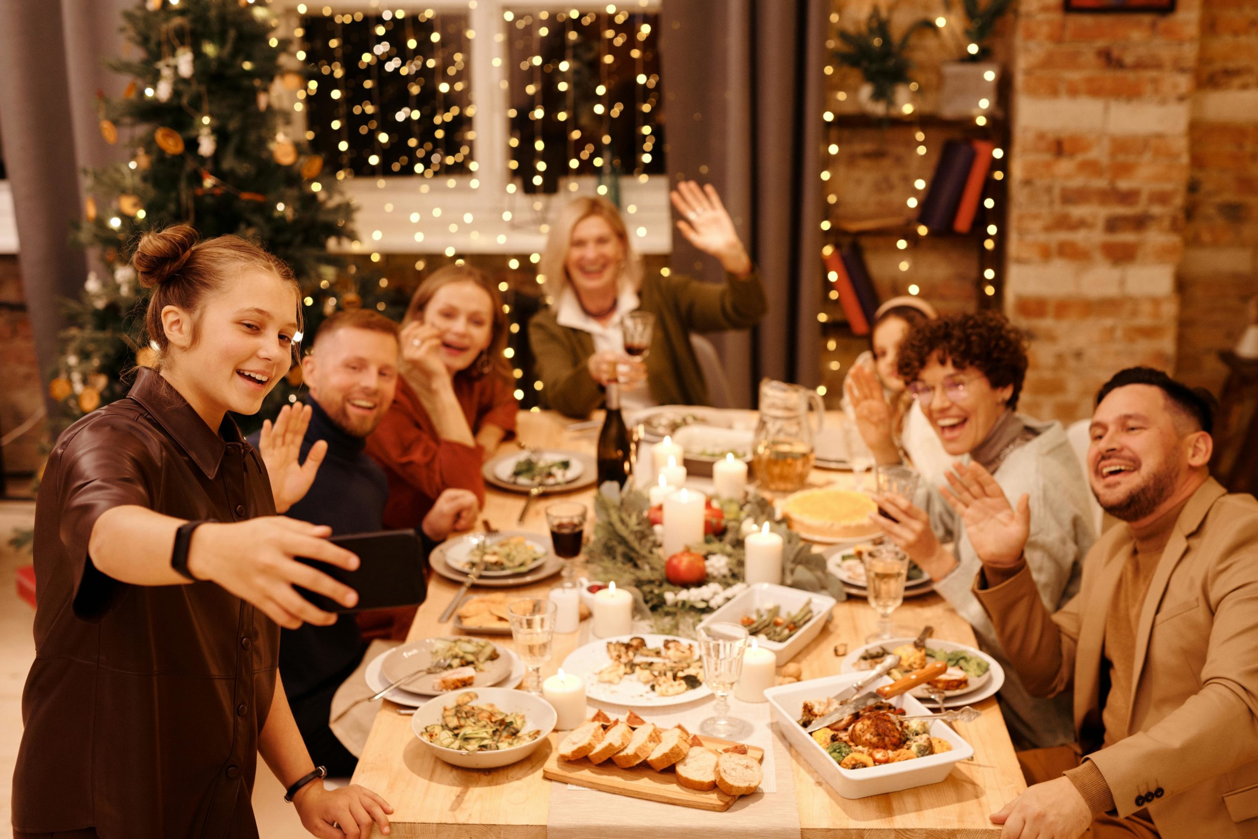 Familie, Die Weihnachtsessen Feiert, Während Selfie Nimmt