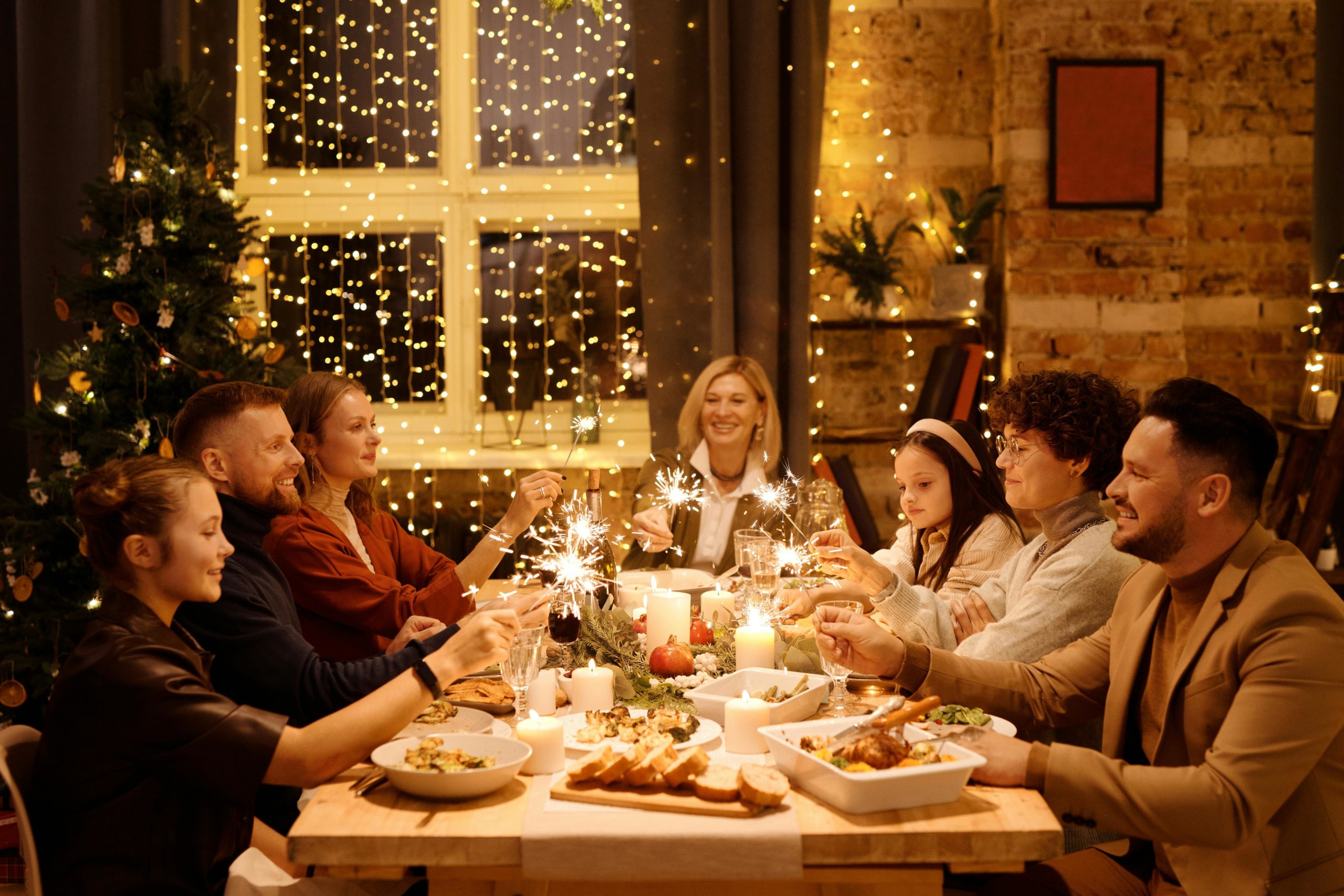 Familie, Die Weihnachten Feiert, Während Sie Brennende Wunderkerzen Hält