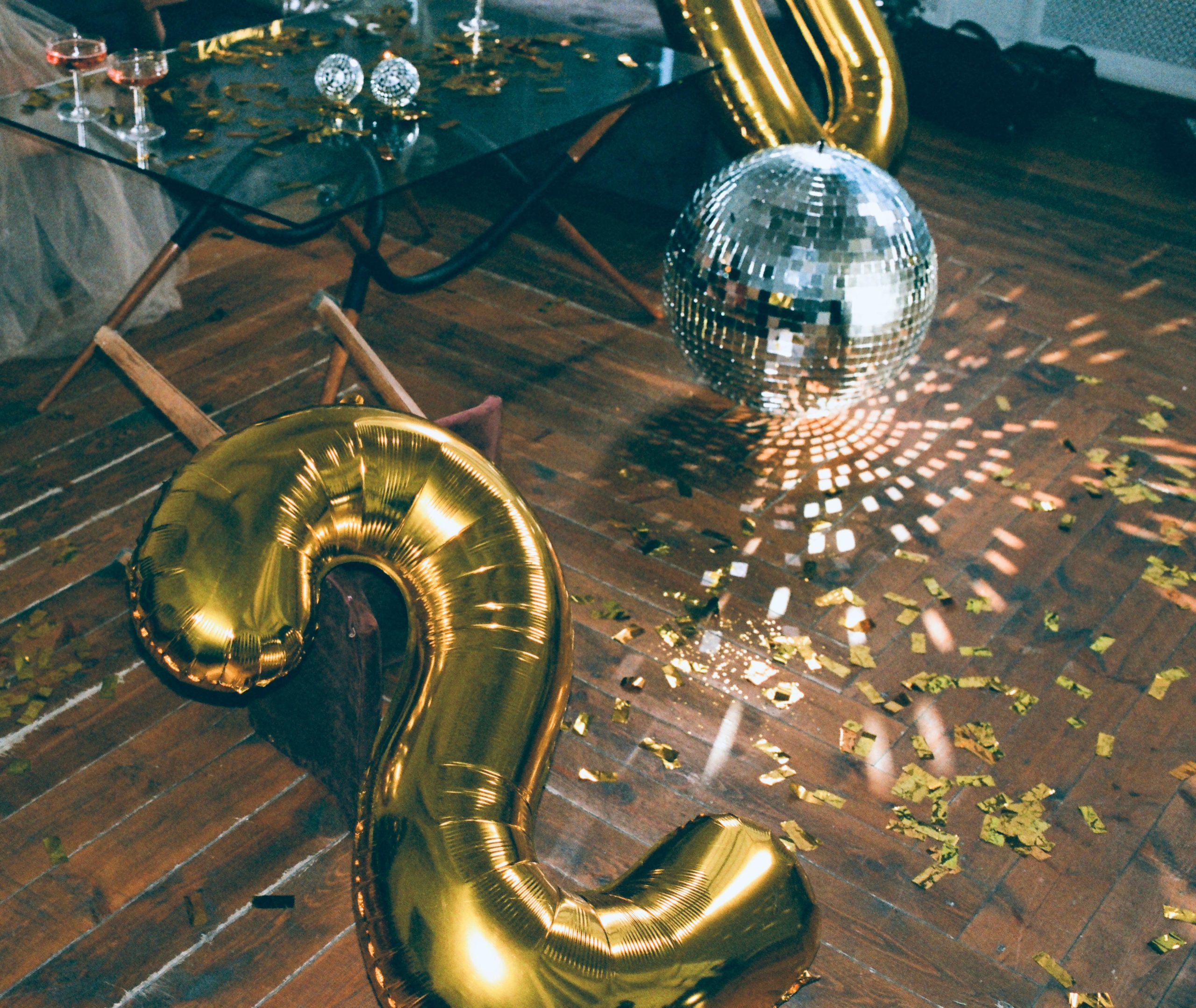 Gold Nummer Zwei Ballon Und Disco Ball Auf Dem Boden