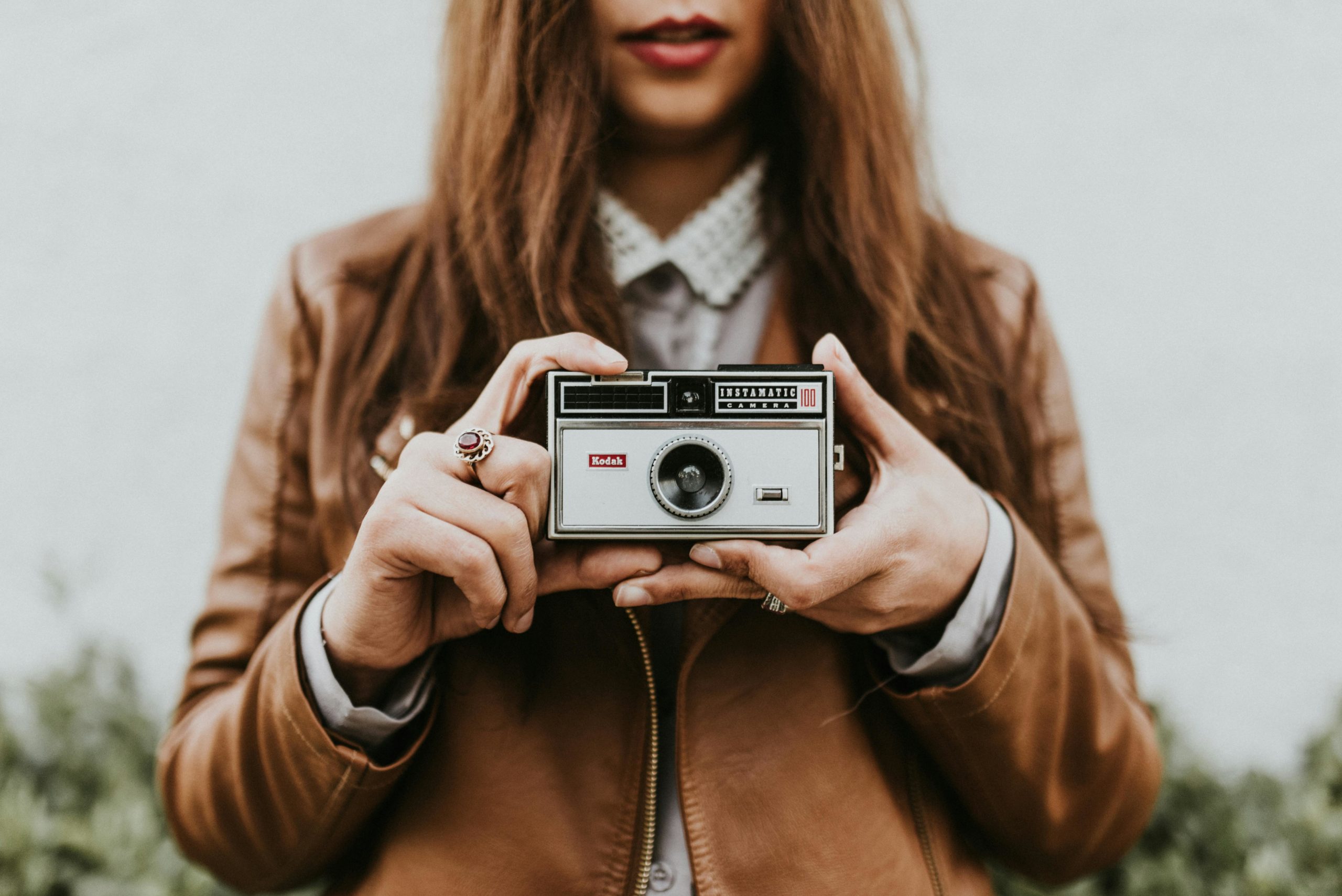 Selektiver Fokus Fotografie Der Frau, Die Kamera Hält