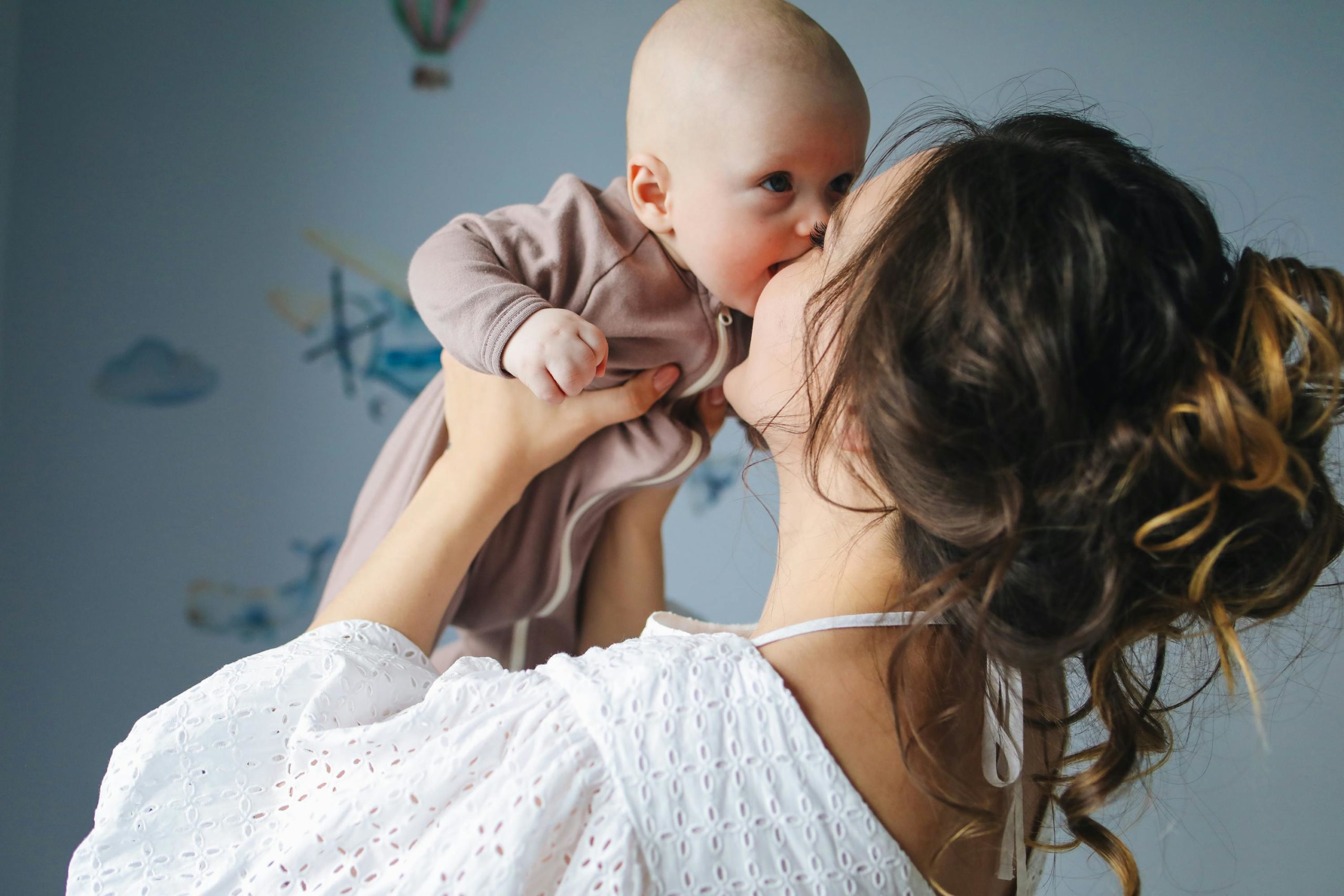 Kostenloses Stock Foto zu baby-body, bezaubernd, brünette