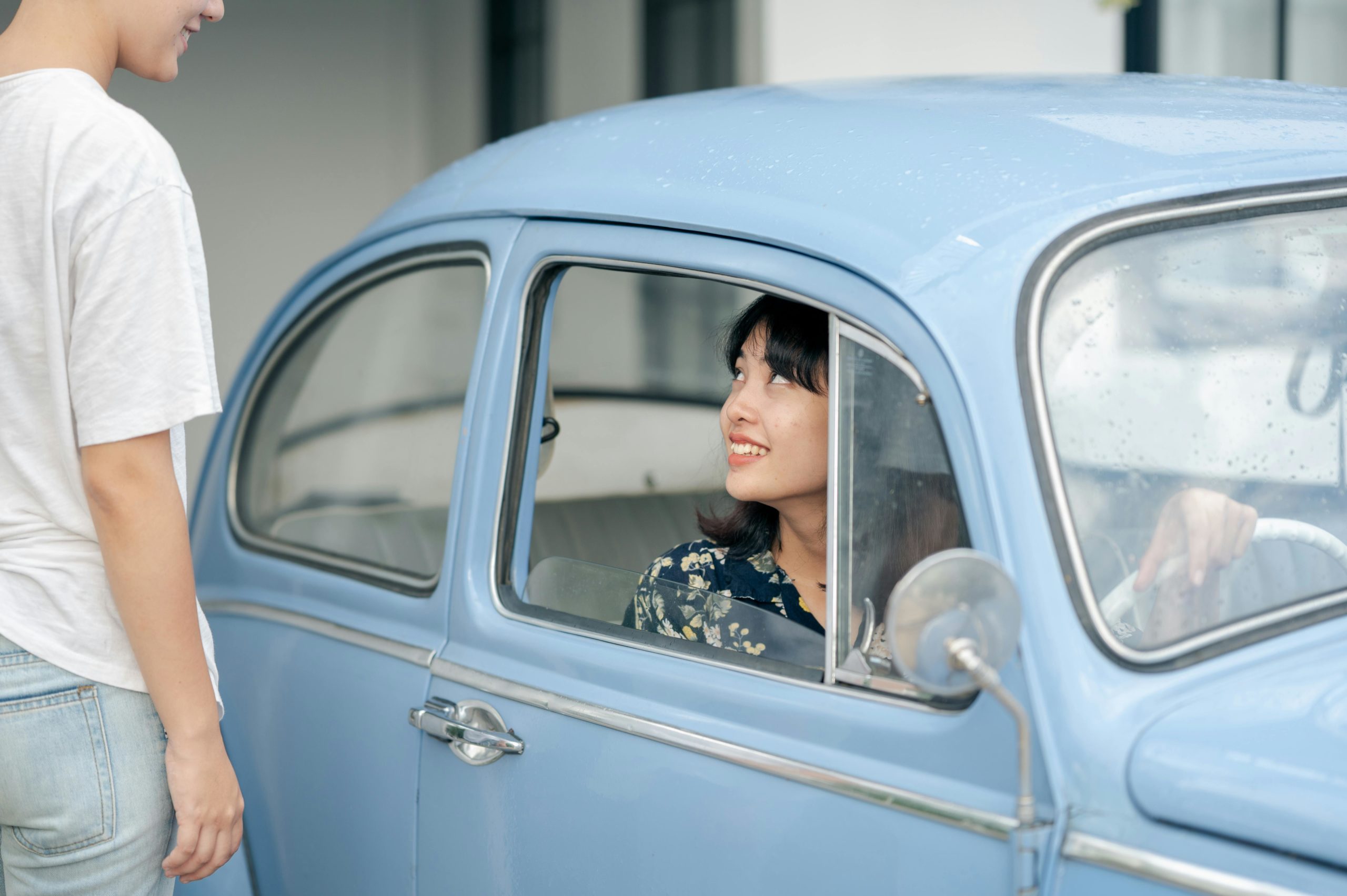 Kostenloses Stock Foto zu blaues auto, fahrer, frauen